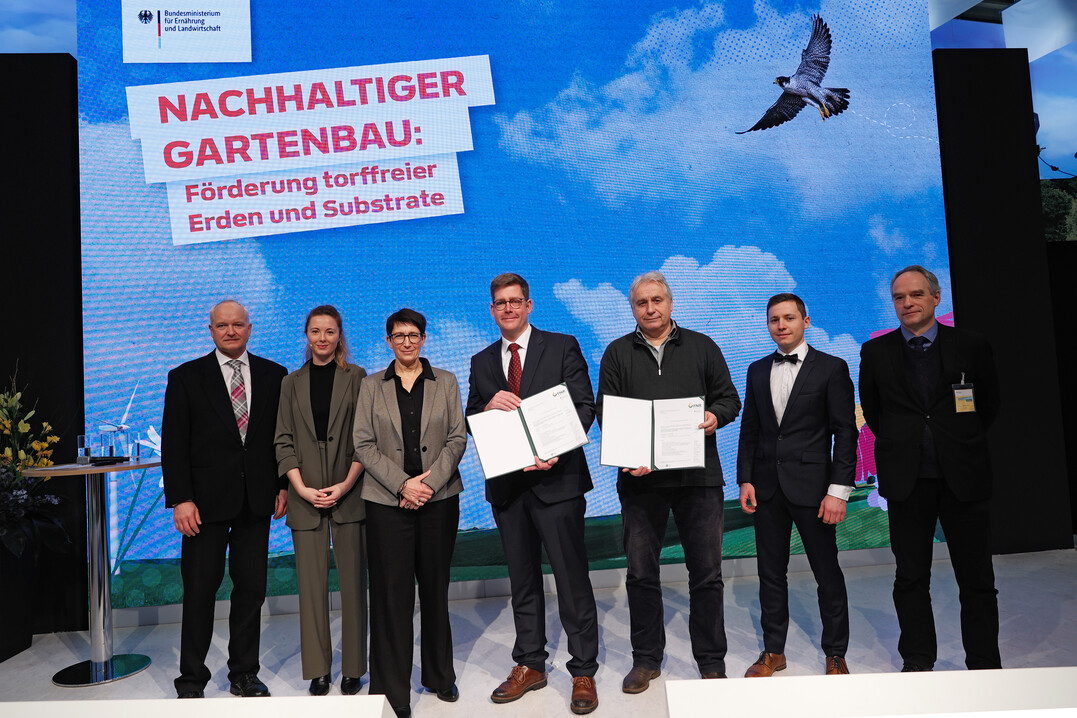 Von links: Manfred Kohl (LWK NRW), Nele Marx (LWK NRW), Silvia Bender (StS BMEL), Dr. Arne Dahlhoff (LWK NRW), Christoph Hintze (LVG Heidelberg), Simon Busse (FNR) und Dr. Thomas Schmidt (BMEL) zum Projektstart des Verbundvorhabens FiniTo auf der Grünen Woche in Berlin.
