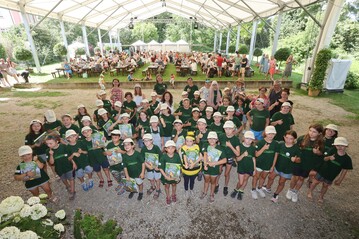 1)	Ein gelungenes Fest: ber 50 Minigrtner aus ganz Baden-Wrttemberg feiern auf der Insel Mainau ihren Abschluss und das 10-jhrige Jubilum der Minigrtner.