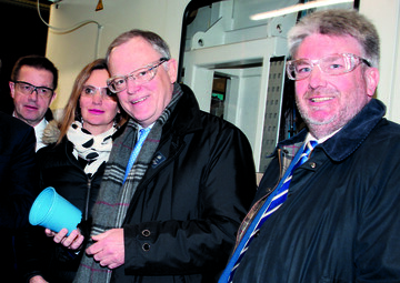 Der Ministerprsident informiert sich ber ressourcenschonende Kunststoffverarbeitung: von links Norbert Nobbe (Geschftsfhrer), Catherin Vitale (Gesellschafterin), Ministerprsident Stephan Weil mit einem zu 100 Prozent recyclingfhigen Pflanztopf und Torsten Ratzmann (Vorsitzender der Geschftsfhrung).