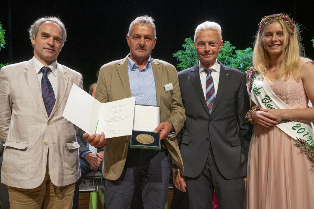 Der Ehrenpreis des Bundesministeriums für Ernährung und Landwirtschaft für hervorragende Leistungen im Bereich Frühjahrsblüher und Sommerblumen im Freilandwettbewerb in Bronze wurde an Gärtnerei Heckel aus Hünfeld vergeben. Den Preis nahm Rainer Heckel entgegen