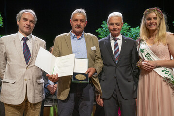 Der Ehrenpreis des Bundesministeriums fr Ernhrung und Landwirtschaft fr hervorragende Leistungen im Bereich Frhjahrsblher und Sommerblumen im Freilandwettbewerb in Bronze wurde an Grtnerei Heckel aus Hnfeld vergeben. Den Preis nahm Rainer Heckel entgegen