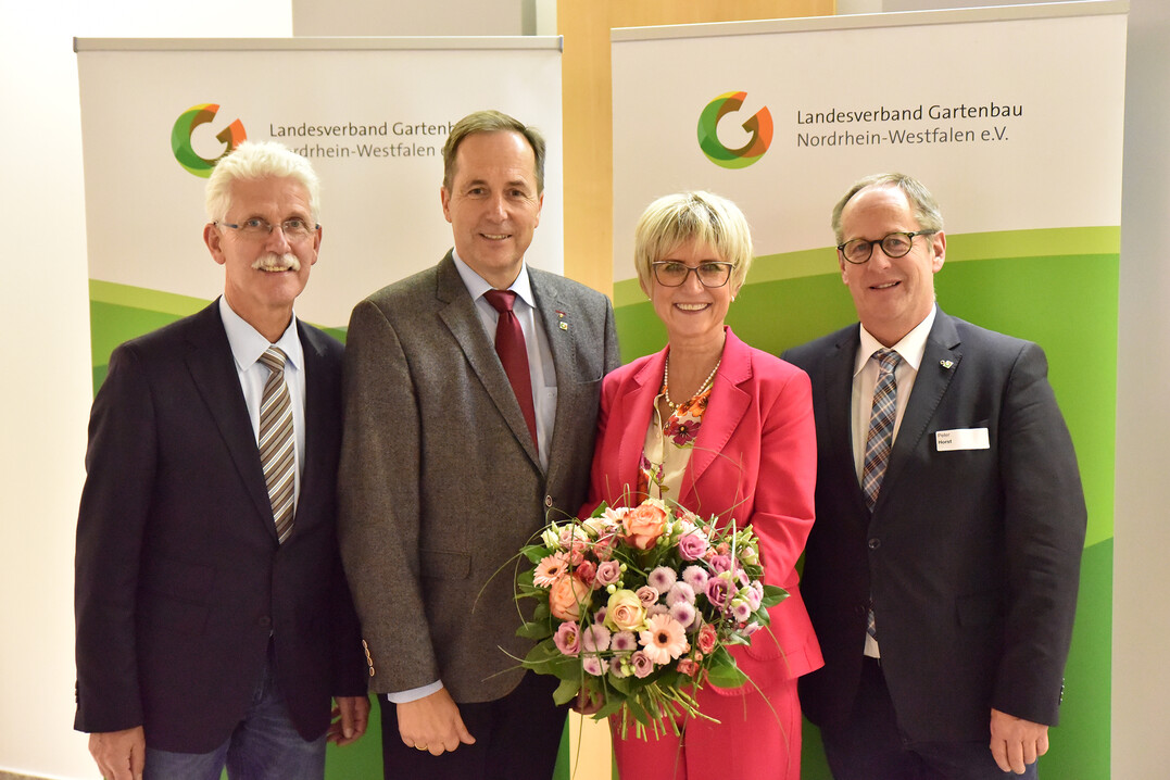 Die wiedergewählte Präsidentin des Landesverbandes Gartenbau NRW e. V. mit ihren Vorstandskollegen. (V.l.n.r.) Fritz Mölders, Helmut Rüskamp, Eva Kähler-Theuerkauf und Peter Horst