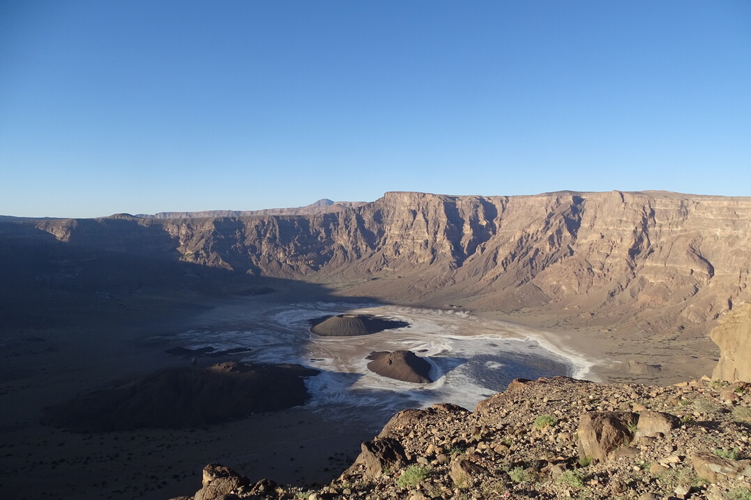   Die Caldera des Natronlochs im Tibesti mit ihren Sekundrvulkanen. Whrend der jahrtausendelangen Austrocknung der Sahara stellte das Tibesti fr Mensch, Tier und Pflanze ein Rckzugsgebiet dar. 