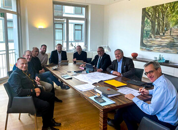 Der Kaufvertrag fr das Gelnde des neuen Blumengromarktes in Dsseldorf wurde vom Vorstand des BGM Dsseldorf und fr die IDR AG vom Vorstandsmitglied Ekkehard Vinon unterzeichnet.