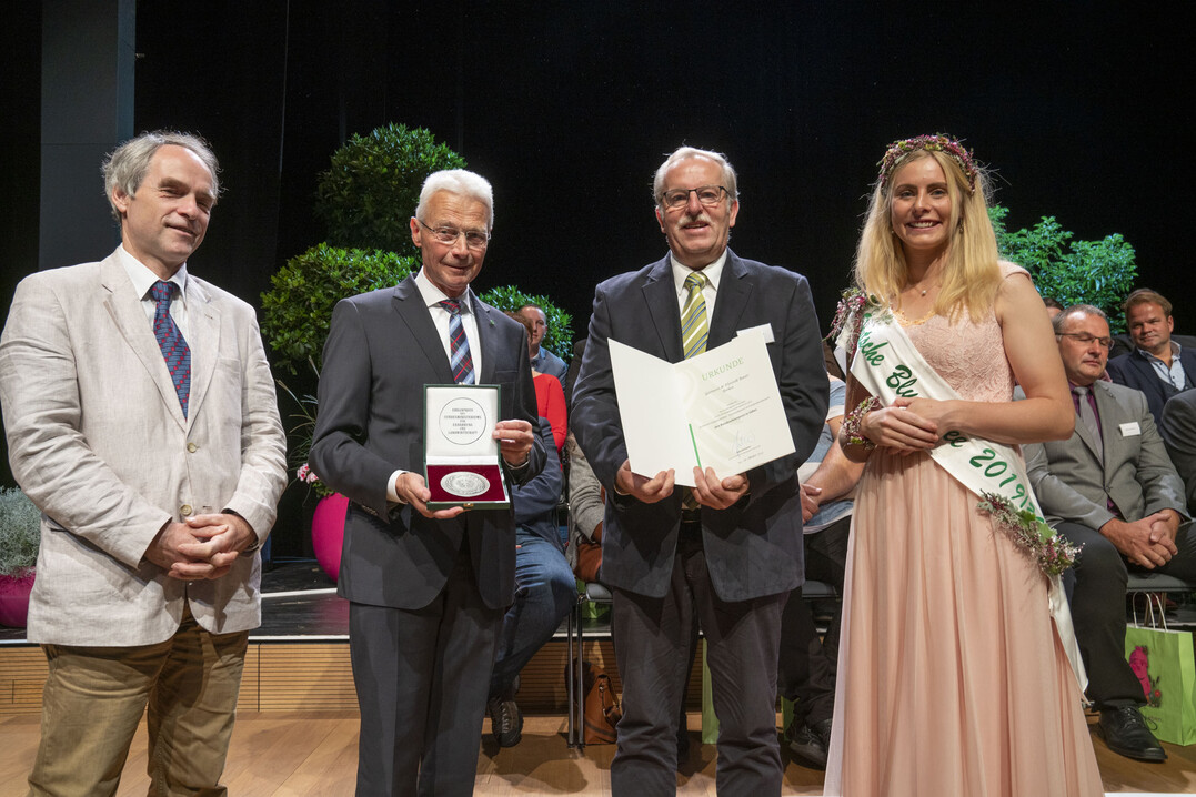 Der Ehrenpreis des Bundesministeriums fr Ernhrung und Landwirtschaft fr hervorragende Leistungen im Bereich Frhjahrsblher und Sommerblumen im Freilandwettbewerb in Silber wurde an Grtnerei & Floristik Bauer aus Borken verliehen. Reinhold Bauer nahm den Preis entgegen.  	