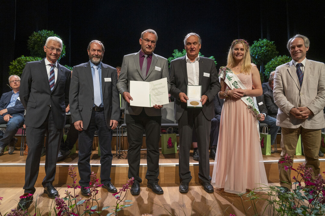Der Ehrenpreis des Bundesministeriums fr Ernhrung und Landwirtschaft fr hervorragende Leistungen im Bereich Frhjahrsblher und Sommerblumen im Freilandwettbewerb in Gold erhlt die ARGE der Grtnereien Hofman, Pudell, Roth,Hafurth und Oberaurach-Kirchaich. Den Preis nahmen Werner Pudell, Dietmar Hofmann und Roland Roth  (von li nach re) entgegen.