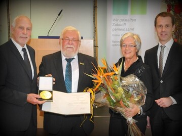 Der Prsident der Landwirtschaftskammer NRW, Johannes Frizen (links) mit dem Ehepaar Hiep und Kammerdirektor Dr. Berges bei der Verleihung der goldenen Kammerplakette.