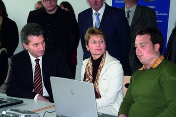 GaLaBau-Meisterschler Tobias Koch erluterte Ministerprsident Gnther Oettinger und Staatssekretrin Friedlinde Gurr-Hirsch das Online-Kursangebot in Heidelberg
