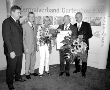 Heinz Herker (rechts) ist der neue ZVG-Prsident. Daneben der frisch zum Ehrenprsidenten gekrte Karl Zwermann mit seiner Frau Karin Zwermann, auerdem die Vizeprsidenten Jrgen Mertz und Andreas Lohff (links) 