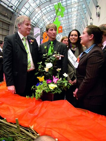 Der Bundeslandwirtschaftsminister besuchte auch den Stand der Arbeitsgemeinschaft deutscher Junggrtner (v. l.): Horst Seehofer, AdJ-Bundesvorstandsmitglied Mirko Lettberg, die Deutsche Blumenfee Fayette Scherwinski und AdJ-Bundesvorsitzende Gerlinde Schmidler 