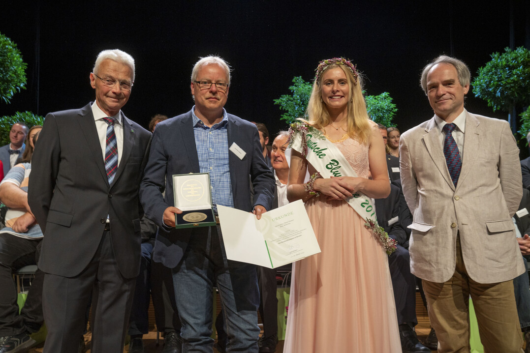 Der Ehrenpreis der Bundesministeriums fr Ernhrung und Landwirtschaft im Bereich Frhjahrs- und Sommerblhende Zwiebeln und Knollen, Dahlien und Iris 
im Freilandwettbewerb fr hervorragende Leistungen in Bronze wurde an Gartenbau Paul Panzer aus Bad Kstritz verliehen. Den Preis nahm stellvertretend Joachim Lissner, Geschftsfhrer des Gartenbauverbandes Thringen e.V. entgegen.
