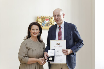 Mit der Staatsmedaille in Silber hat Landwirtschaftsministerin Michaela Kaniber den langjhrigen Vorsitzenden des Landesverbands Bayern des Bundes Deutscher Baumschulen, Michael Kutter aus Memmingen, ausgezeichnet.