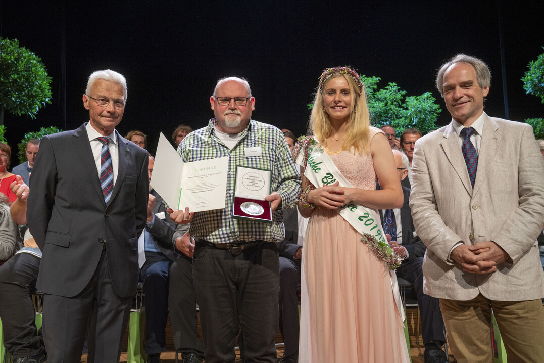 Der Ehrenpreis des Bundesministeriums fr Ernhrung und Landwirtschaft wurde im Bereich Frhjahrs- und Sommerblhende Zwiebeln und Knollen, Dahlien und Iris im Freilandwettbewerb fr hervorragende Leistungen in Silber an Kpper Blumenzwiebeln & Saaten GmbH aus Eschwege verliehen. Den Preis nahm Jan Vant Riet entgegen. 
Der Ehrenpreis des Bundesministeriums fr Ernhrung und Landwirtschaft wurde im Bereich Frhjahrs- und Sommerblhende Zwiebeln und Knollen, Dahlien und Iris im Freilandwettbewerb fr hervorragende Leistungen  in Gold an Peters Grtnerei, Micheldorf (sterreich) verliehen. Der Preistrger Peter Haslhofer konnte nicht zur Veranstaltung kommen. 
