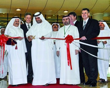 Seine Hoheit, Scheich Ahmed bin Saeed Al Maktoum, durchtrennt das Band. (Vordere Reihe von links): Dr. Mohammed Saeed Al Kindi, Michael Mller, Geschftsfhrer der Planetfair Dubai GmbH, Scheich Ahmed bin Saeed Al Maktoum, Ibrahim Ali, 
Marketing Direktor des Dubai Flower Centers, Egon Galinnis 
	