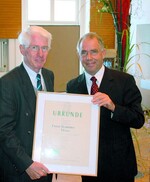 Im Rahmen seiner Verabschiedung ist Prof. Dr. Rolf Röber (links) mit der Ernst-Schröder-Münze des Zentralverbandes Gartenbau (ZVG) ausgezeichnet worden. ZVG-Präsident Heinz Herker überreichte Münze und Urkunde während des Festkolloquiums der Fachhochschule Weihenstephan.