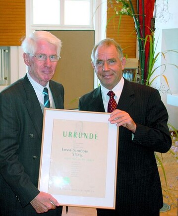Im Rahmen seiner Verabschiedung ist Prof. Dr. Rolf Rber (links) mit der Ernst-Schrder-Mnze des Zentralverbandes Gartenbau (ZVG) ausgezeichnet worden. ZVG-Prsident Heinz Herker berreichte Mnze und Urkunde whrend des Festkolloquiums der Fachhochschule Weihenstephan.