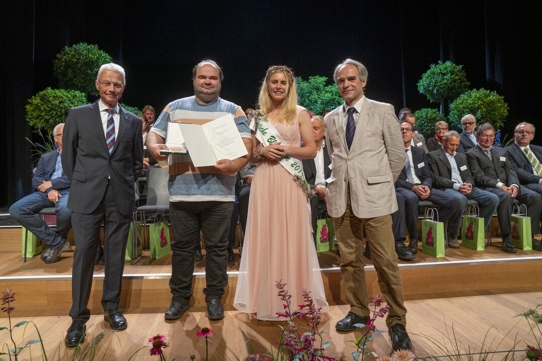 Der Ehrenpreis des Bundesministeriums fr Ernhrung und Landwirtschaft wurde im Bereich Frhjahrs- und Sommerblhende Zwiebeln und Knollen, Dahlien und Iris im Freilandwettbewerb fr hervorragende Leistungen in Gold an Verver Export GmbH aus Goch verliehen. Den Preis nahm Andy Bauch entgegen