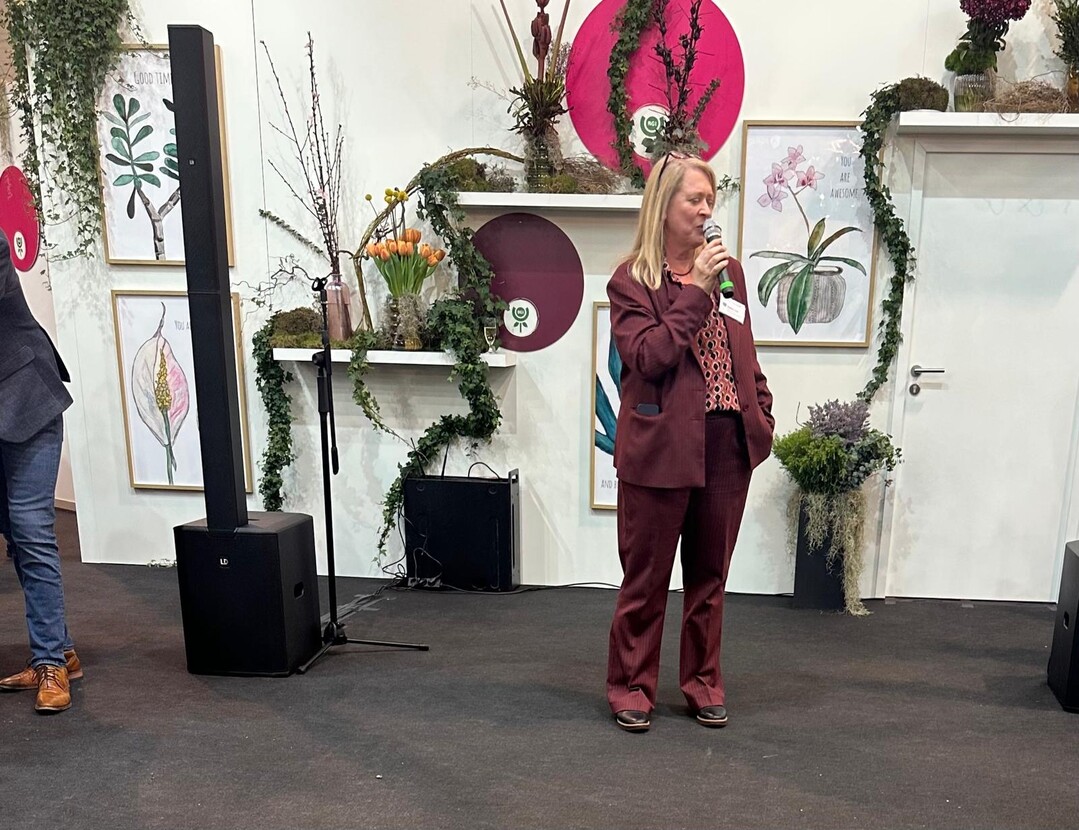 Andrea Kirchhoff, Gesch�ftsf�hrerin des BGI, begr��t die internationalen G�ste und Mitglieder zum traditionellen BGI-Abend, der eine wichtige Plattform f�r den Austausch und das Networking innerhalb des Blumen- Gro�- und Importhandels bietet.