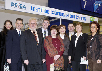 Bei der Erffnung des Internationalen Forums Osteuropa dabei (von links): Frau Eickenhorst, bersetzerin, Egon Galinnis (zweiter von links), Geschftsfhrer der Messe Essen, daneben Heinrich Hiep, Prsident des Landesverbandes Gartenbau Rheinland und Vorsitzender des IPM-Beirates, Christoph Killgus, verantwortlicher Redakteur DEGA, Frau Lazarev, Karolina Zaluska, polnisches Landwirtschaftsministerium, Herr Lazarev, Floristgrohndler aus Moskau sowie Nadezhda K. Grigorieva, Direktorin der Internationalen Messe Zwety in Moskau und Yvonne Morawietz, Messe Essen