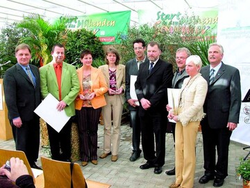 (v. l.) Ministerialdirigent Dr. Peter Fuch, die Betriebsinhaber der Grtnerei des Jahres 2006, Stefan und Brigitte Kupper, die Zweitplatzierten Ulrike und Peter Unckrich, der Vizeprsident der Landwirtschaftskammer Rheinland-Pfalz Heribert Metternich, das Ehepaar Becker (3. Platz) sowie der Prsident des Landesverbands Gartenbau Rheinland-Pfalz, Claus Valentin Litz.

