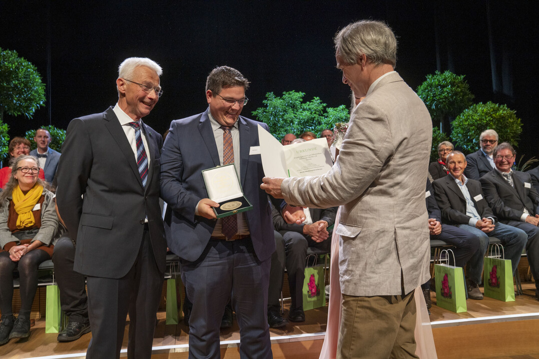 Der Ehrenpreis des Bundesministeriums fr Ernhrung und Landwirtschaft
im Freilandwettbewerb wurde im Bereich Grabgestaltung fr hervorragende Leistungen in Bronze an Friedhofsgrtnerei und Blumenhaus Hellekamps-Rottler e.K. aus Viersen verliehen. Den Preis nimmt Karl Braun entgegen.
