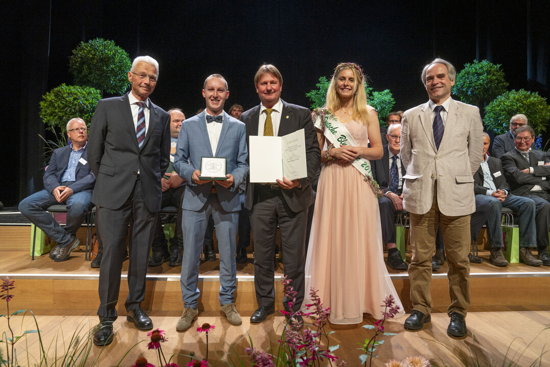 Der Ehrenpreis des Bundesministeriums fr Ernhrung und Landwirtschaft
im Freilandwettbewerb wurde im Bereich Grabgestaltung fr hervorragende Leistungen in Silber an die Ausstellergemeinschaft Blumenparadies Rankl / Grtnerei Haag GbR, Mnchen / Stuttgart verliehen. Den Preis nahmen	 Claus Rankl und Christian Walz entgegen. 

