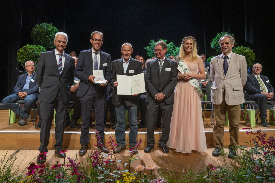 Der Ehrenpreis des Bundesministeriums fr Ernhrung und Landwirtschaft im Freilandwettbewerb wurde im Bereich Grabgestaltung fr hervorragende Leistungen die beste Leistung in Gold an die Ausstellergemeinschaft Konzelmann / Schmid / Walz,Eislingen / Fils verliehen. Den Preis nahmen Arnold Konzelmann, Gnter Schmid und Norbert Walz entgegen. 