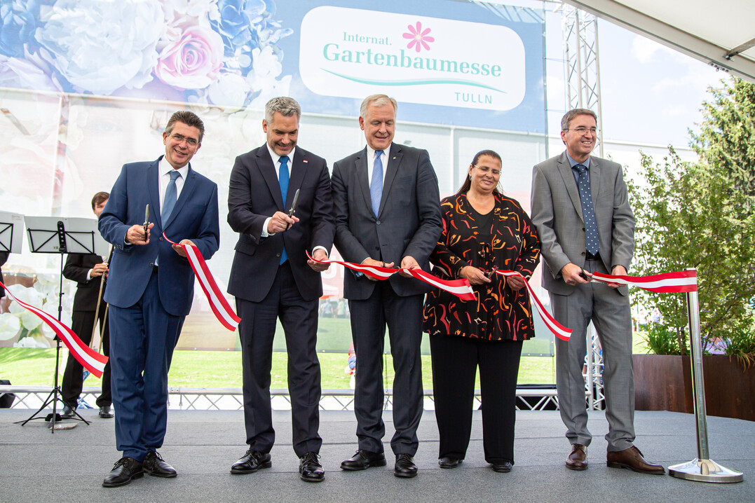 Tullns Bürgermeister Peter Eisenschenk, Bundeskanzler Karl Nehammer, Landesrat Martin Eichtinger, Ulrike Jezik-Osterbauer, Präsidentin des Bundesverbandes der Österreichischen Gärtner und Messe Tulln Geschäftsführer Georg Strasser eröffneten die Internationale Gartenbaumesse Tulln.