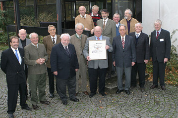 Im GBZ Essen wurden im Namen der Landwirtschaftskammer NRW Goldene Meisterbriefe berreicht. Das Bild zeigt die Jubilare, die die Urkunden
persnlich entgegennehmen konnten, zusammen mit GBZ-Leiter Dr. Karl-Heinz Kerstjens (r.) und Herbert Prickler (l.), Vorsitzender der Vereinigung
Ehemaliger Essener Gartenbauschler. 