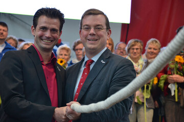 Das Tau der MS Blhende Papenburg wird von Lars Johannson an Jan Peter Bechtluft bergeben