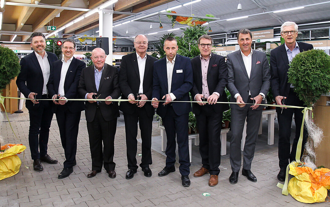 Banddurchschnitt Filderstadt (von links): Oliver Haller (Chief Purchasing Officer Dehner), Björn Poy (Projektleiter Deutschland Expansion, Immobilien und Projektentwicklung Dehner), Albert Weber (Senior-Chef Dehner), Wolfram Goldemann (Vermieter), Jan Müller (Marktleiter Dehner Filderstadt), Bernhard Hönig (Chief Sales Officer Dehner), Dr. Hansjörg Flassak (Chief Financial Officer Dehner), Andreas Mende (Regionsleiter Dehner)