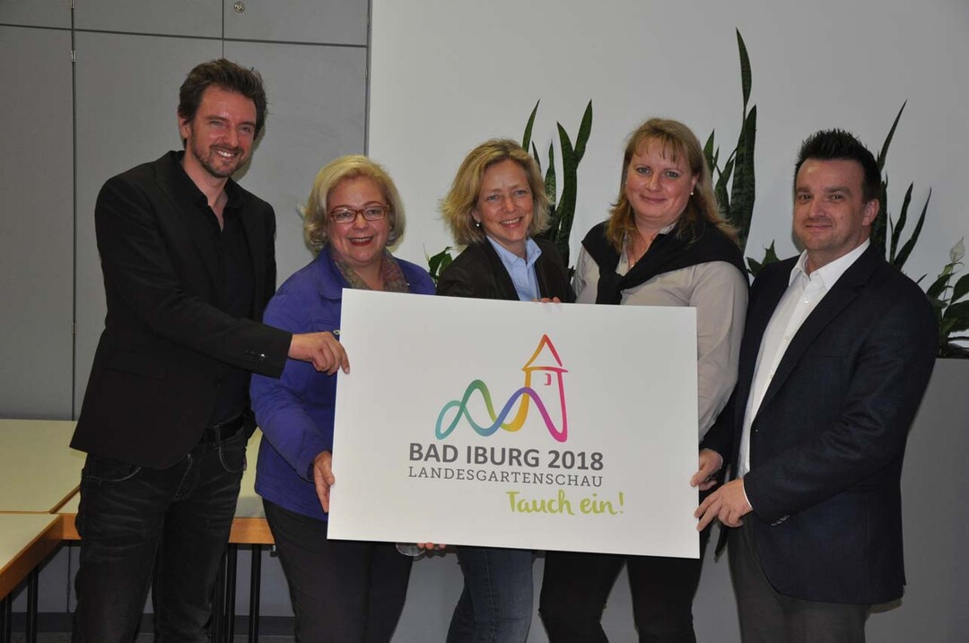 John Hunt (Kwersinn), Petra Rosenbach (Geschfts-fhrerin des Tourismusverbandes Osnabrcker Landes), Annette Niermann 8Brgermeisterin Bad Iburgs), Ursula Stecker (Geschftsfhrerin der Durchfhrungsgesellschaft) und Veit Benjamin Engelker