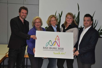 John Hunt (Kwersinn), Petra Rosenbach (Geschfts-fhrerin des Tourismusverbandes Osnabrcker Landes), Annette Niermann 8Brgermeisterin Bad Iburgs), Ursula Stecker (Geschftsfhrerin der Durchfhrungsgesellschaft) und Veit Benjamin Engelker