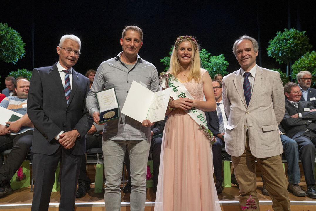 Der Ehrenpreis des Bundesministeriums fr Ernhrung und Landwirtschaft
im Bereich Gehlze im Freiland/Hallenschauwettbewerb wurde fr hervorragende Leistungen in Bronze an die Weinsberger Rosenkulturen GbR, Weinsberg verliehen. Den Preis nahm Volker Kutofsky entgegen.
