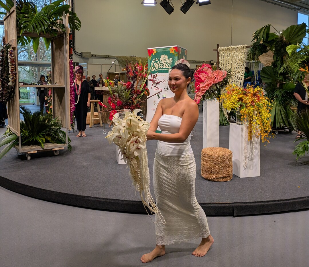 Exotic flair on the IPM Flower Stage: The "Aloha Show" transports the audience to tropical worlds with vibrant floral art and a Hawaiian vibe.