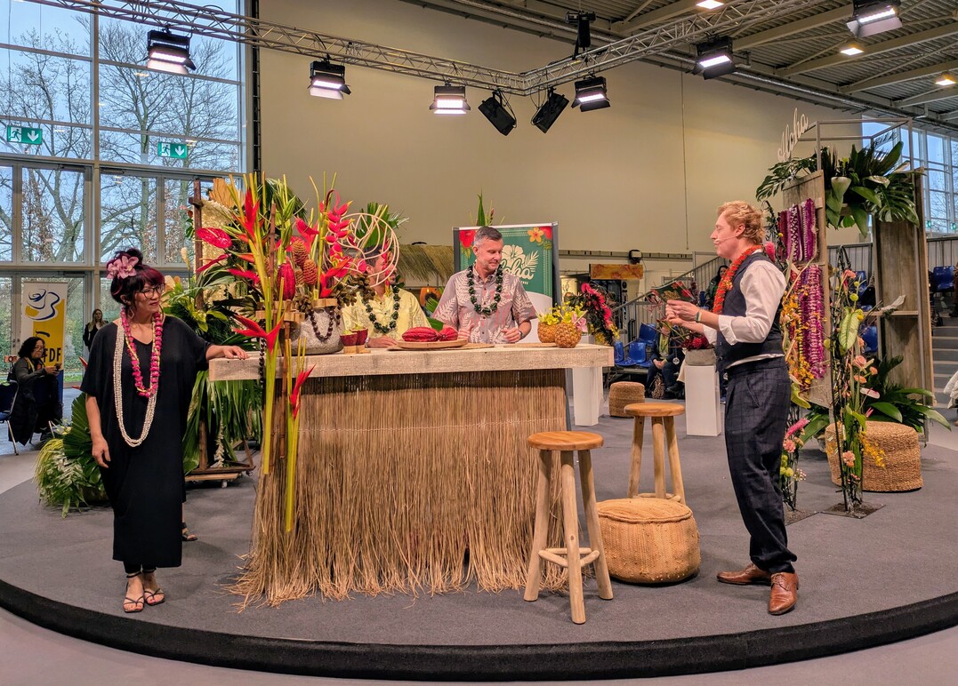 Die Blumendesignerinnen Brenna Quan und Sue Tabbal-Yamaguchi vom American Institute of Floral Designers (AIFD) führen heute durch die Bühnenshow – moderiert von Björn Kroner.