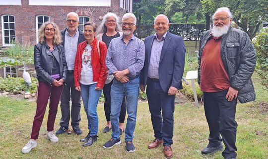 Intensivierte Zusammenarbeit: Der Bundesvorstand des Floristen-Verbands FDF und Raimund Korbmacher (3. von rechts) vom BGM Köln nach der Vertragsunterzeichnung im Garten des FDF-Florist-Parks.