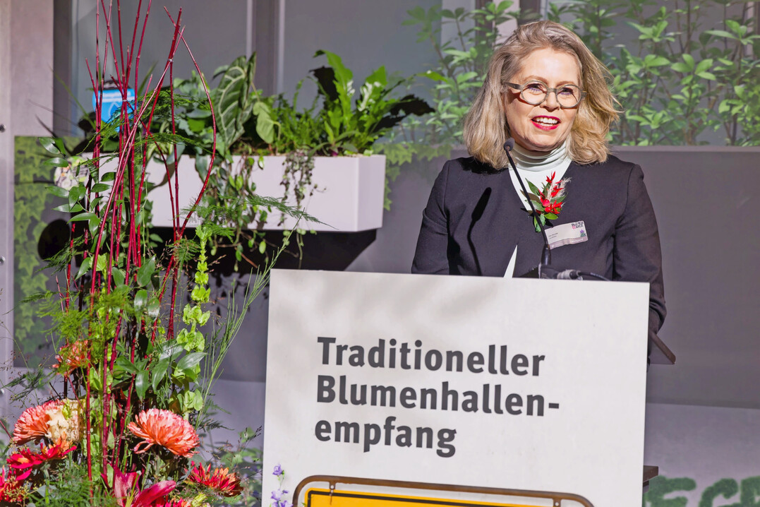 Senatorin fr Mobilitt, Verkehr Klimaschutz und Umwelt, Ute Bonde, zeigte sich begeistert vom Motto Bltenkiez und der Gestaltung der Blumenhalle.