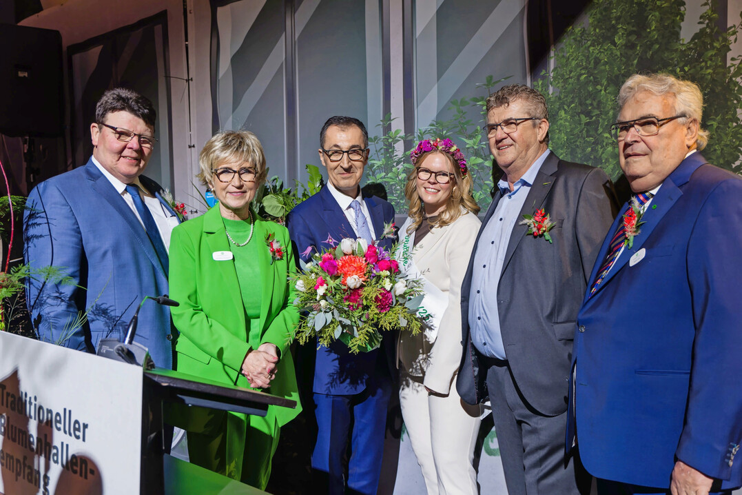 Bundeslandwirtschaftsminister Cem zdemir beglckwnschte die Macher der Blumenhalle. Von links: ZVG-Vizeprsident Andreas Krger, ZVG-Prsidentin Eva Khler-Theuerkauf, Bundeslandwirtschaftsminister Cem zdemir, die Deutsche Blumenfee 2024/25, Anne-Marie Bals, Aufsichtsratsvorsitzender der Landgard eG, Bert Schmitz und ZVG-Vizeprsident Wilhelm Bck.