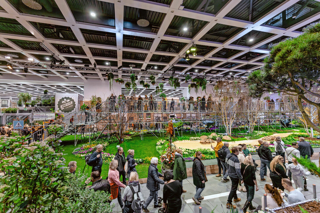 Am Erffnungswochenende besuchten laut Messe Berlin fast 100.000 Menschen die Grne Woche. Fr viele von ihnen war die Halle 2.2 unter dem diesjhrigen Motto Bltenkiez Berlin ein Muss. 
