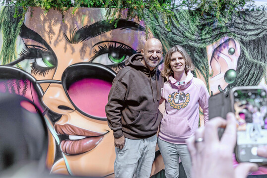 Gartenprofi und Reality-TV-Star Detlev Steves übernahm das Kommando in der Blumenhalle und erreichte mit seinem Video in kürzester Zeit rund 80.000 Menschen online.