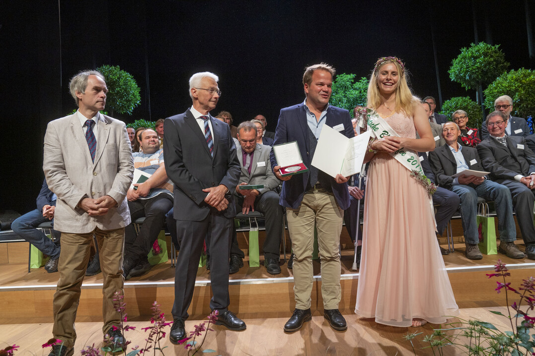 Der Ehrenpreis des Bundesministeriums fr Ernhrung und Landwirtschaft im Bereich Gehlze im Freiland/Hallenschauwettbewerb wurde fr hervorragende Leistungen in Silber an die Bruns Pflanzen-Export GmbH & Co. KG, Bad Zwischenahn verliehen. Den Preis nahm Christoph Kluska entgegen.