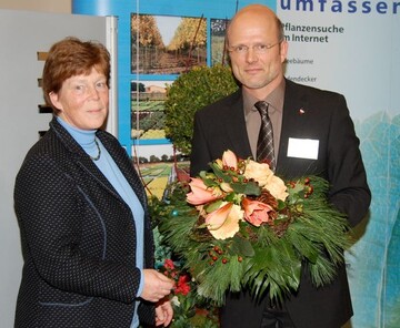 Angelika Steffen gratuliert Axel Huckfeldt zur Wahl zum Vorsitzenden. Sie selber wurde als
1. Stellvertreterin Huckfeldts einstimmig wiedergewhlt. 