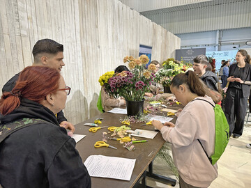 Unkonventionell, kreativ, professionell und erfrischend: Auf der IPM ESSEN prsentierten Mitglieder des offenen Floristik-Netzwerks #floralproject 3.0 blumige Workshops fr Schler*innen, Azubis und alle Floral-Enthusiasten.