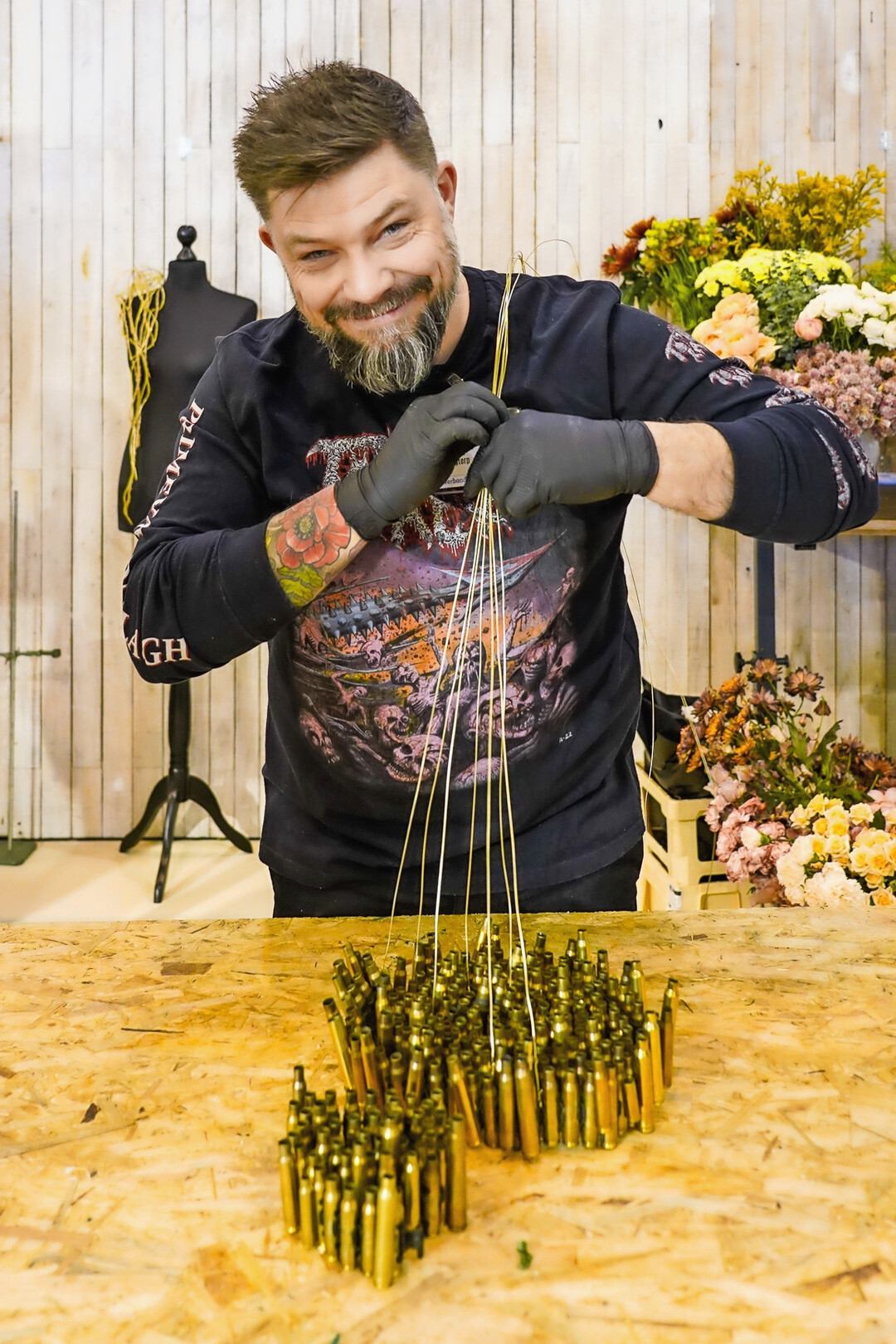Tino Hoogterp mit Patronenhlsen, welche er auch zur Deutschen Meisterschaft verwendet hatte.