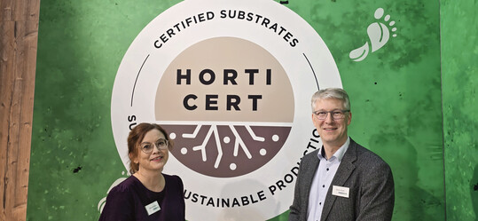 Auf der IPM vor dem Horticert-Logo: Elke Averbeck (Marketing) und Stefan Kreft (Geschäftsführer).