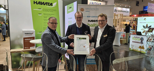 RHP-Zertifikatsübergabe bei Hawita auf der IPM, von links: Richard Bremmer, technischer Berater RHP, Simon Tabeling, CEO von Hawita und David Thoelen, Programmmanager Growing Media für GroupDC.