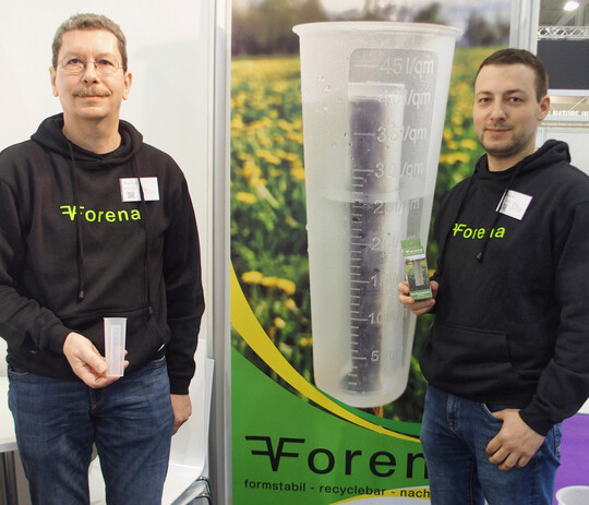 Wolfgang Wei (links) und Markus Gyimes mit frostsicheren Regenmessern aus Silikon.