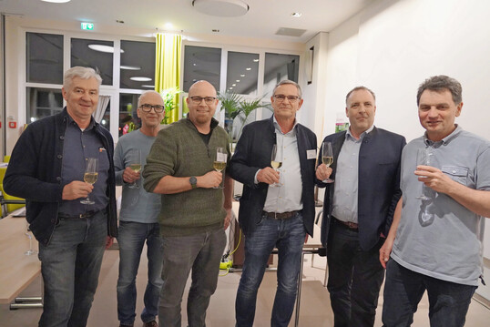 Auf den erfolgreichen Auftakt der Stauden-Datenbank stießen seine Kolleginnen und Kollegen mit Martin Häußermann (3. von rechts) an und dankten ihm für die Grundlagenarbeit.