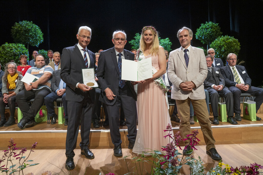 Der Ehrenpreis des Bundesministeriums fr Ernhrung und Landwirtschaft
im Bereich Gehlze im Freiland/Hallenschauwettbewerb wurde fr hervorragende Leistungen in Gold an die Rabben Baumschulen G.Rabben GbR aus Westerstede verliehen. Den Preis nahm 	Gerd Rabben entgegen.
